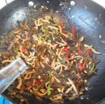 蚝油肉丝炒海带,大火炒稍收下汁，放入<a style='color:red;display:inline-block;' href='/shicai/ 720'>胡椒粉</a>炒匀，最后淋入少许醋出锅