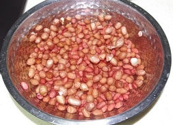 花生牛奶甜汤,将<a style='color:red;display:inline-block;' href='/shicai/ 664'>花生</a>用温<a style='color:red;display:inline-block;' href='/shicai/ 156925'>水</a>泡一下，将外衣泡软，同时挑出不好的<a style='color:red;display:inline-block;' href='/shicai/ 664'>花生</a>