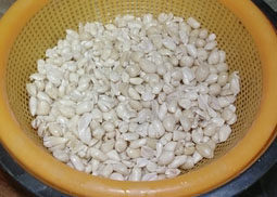 花生牛奶甜汤,用手搓掉花生外衣，洗干净，然后将花生放入冷水中浸泡1小时去除苦涩味，同时软化外皮。