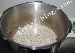 花生牛奶甜汤,将花生放入电饭煲内加水和<a style='color:red;display:inline-block;' href='/shicai/ 866'>冰糖</a>，煲汤功能煮2小时，然后闷一小时，自然可以食用了，加入少许<a style='color:red;display:inline-block;' href='/shicai/ 219'>牛奶</a>拌匀