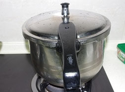 花生牛奶甜汤,用高压锅，上汽后煮5分钟左右，关火，不要过早打开。焖在那里让其自然冷却，用余温使之更酥软