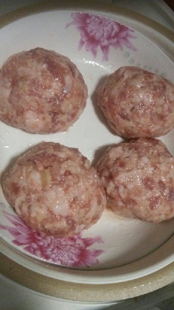红烧狮子头,剁好的馅放大碗，加生姜，料酒，盐，生抽，蚝油，胡椒粉，<a style='color:red;display:inline-block;' href='/shicai/ 17'>蛋清</a>，淀粉。充分搅拌。做成大丸子。