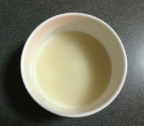 杂蔬火腿面包条,汤种材料中的酵母融化于水中