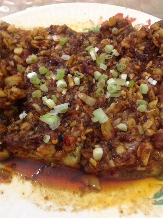 蒜茸烤茄子,如图,涂抹均匀后,放入微波炉,开启火力50,时间18分钟;葱切成葱花,待烤好后,撒入葱花,即可食用