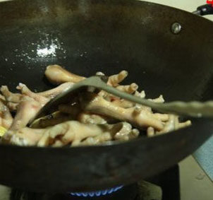 蚝油凤爪,炒锅油热后爆香姜片和<a style='color:red;display:inline-block;' href='/shicai/ 3250'>葱</a>段，加入鸡脚和花生爆炒