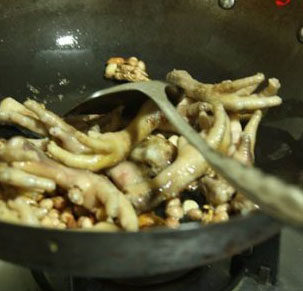 蚝油凤爪,把鸡脚炒至金黄色