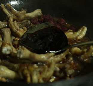 蚝油凤爪,加入清水，把准备好的<a style='color:red;display:inline-block;' href='/shicai/ 5433'>杨梅酒</a>和<a style='color:red;display:inline-block;' href='/shicai/ 721'>蚝油</a>一起加入，拌匀，盖上盖子焖。