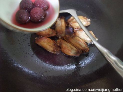 红酒鸡翅,关火倒出多余的油，准备杨梅酒，<a style='color:red;display:inline-block;' href='/shicai/ 788'>生抽</a>和<a style='color:red;display:inline-block;' href='/shicai/ 10588'>糖</a>，倒入杨梅酒，适量的<a style='color:red;display:inline-block;' href='/shicai/ 788'>生抽</a>和<a style='color:red;display:inline-block;' href='/shicai/ 10588'>糖</a>用小火让鸡翅吸收汁料