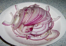 洋葱炒蛋,把<a style='color:red;display:inline-block;' href='/shicai/ 29'>洋葱</a>洗净，切成细条