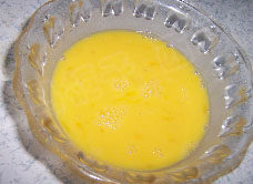 洋葱炒蛋,<a style='color:red;display:inline-block;' href='/shicai/ 9'>鸡蛋</a>磕进碗中，加入适量的<a style='color:red;display:inline-block;' href='/shicai/ 718'>料酒</a>打散