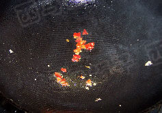 洋葱炒蛋,锅中留底油，加入泡椒