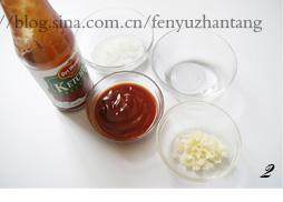糖醋里脊 ,这时准备好糖醋汁材料：蒜切成蓉，<a style='color:red;display:inline-block;' href='/shicai/ 753'><a style='color:red;display:inline-block;' href='/shicai/ 59'>番茄</a>沙司</a>、<a style='color:red;display:inline-block;' href='/shicai/ 869'>白砂糖</a>、<a style='color:red;display:inline-block;' href='/shicai/ 715'>白醋</a>备好;