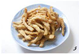 糖醋里脊 ,捞出沥油放在盘中;