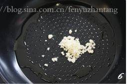 糖醋里脊 ,锅留底油烧热,调中火爆香蒜粒(蒜别焦了,要不发苦);