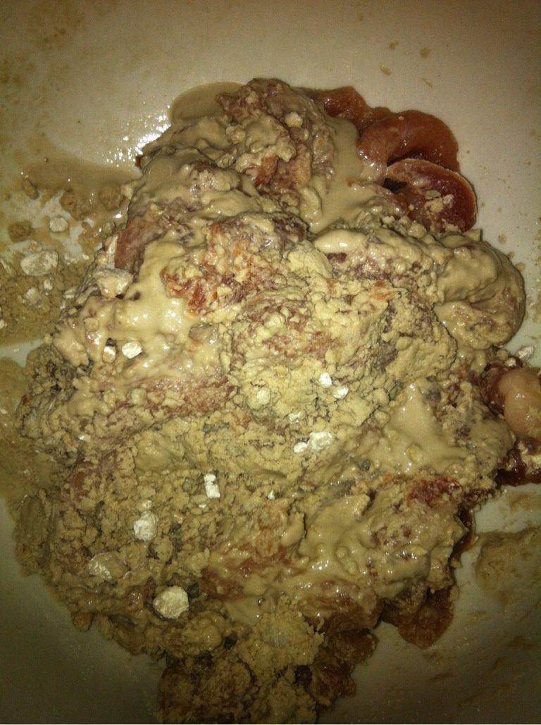 重庆滑肉,豆粉加水 与猪肉混匀
