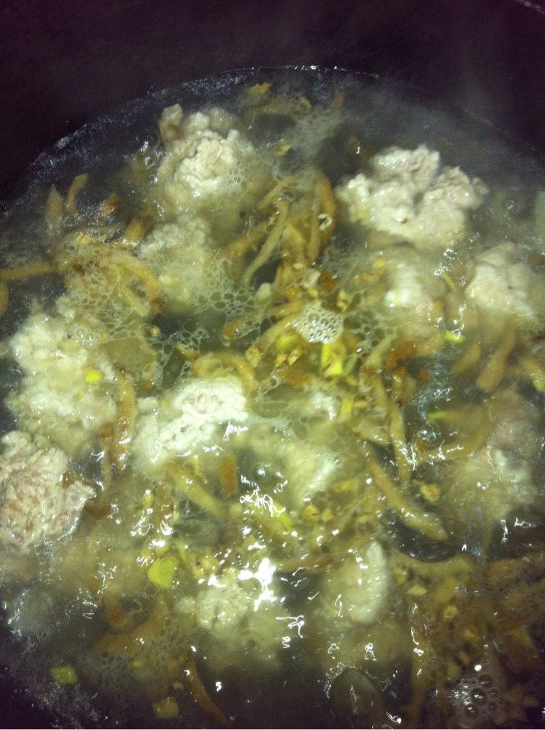 重庆滑肉,水开后十分钟加入刚混有豆粉的肉片 再熬制八分钟即可