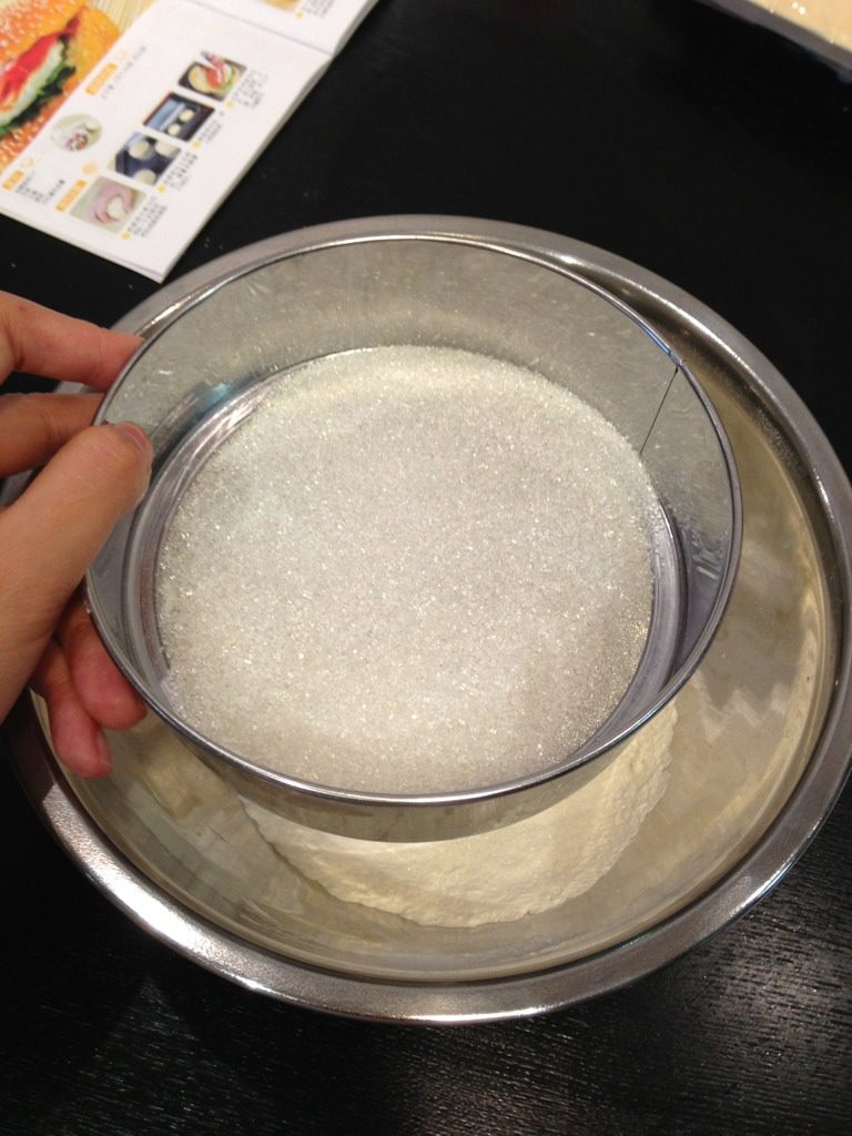 小C-熊猫饼干,将面粉、白糖粉用粉筛筛过后,进入之前打匀的黄油充分拌匀;
