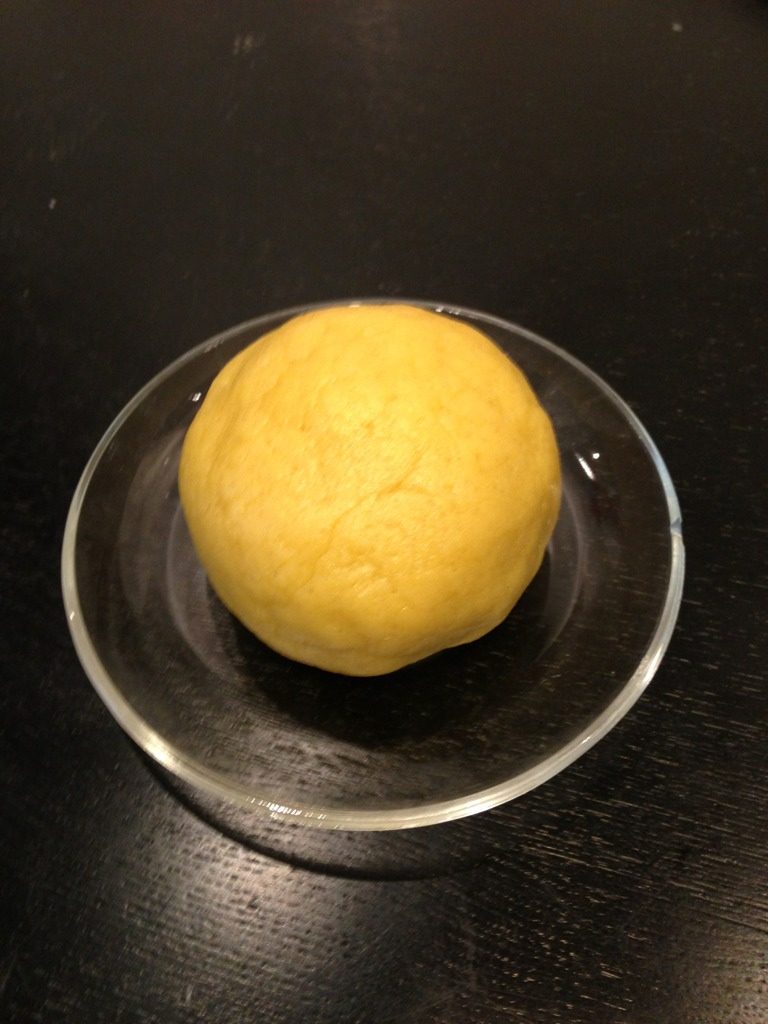 小C-熊猫饼干,将拌匀的面粉肉成团;