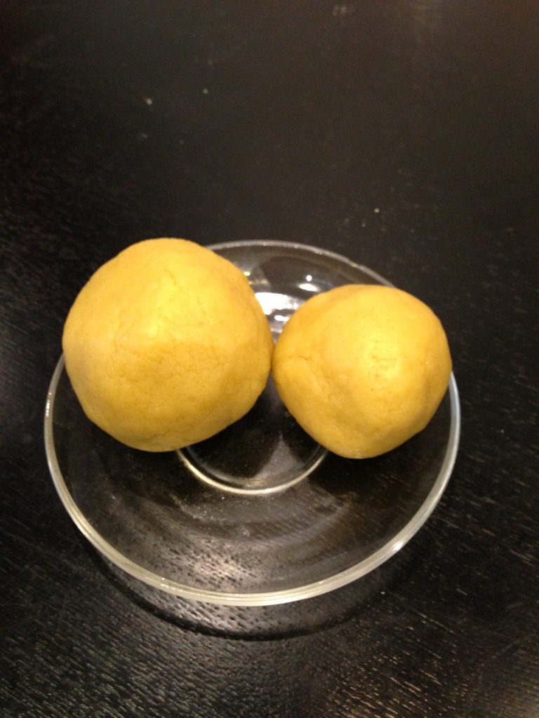 小C-熊猫饼干,将面团分成2:1的两团;