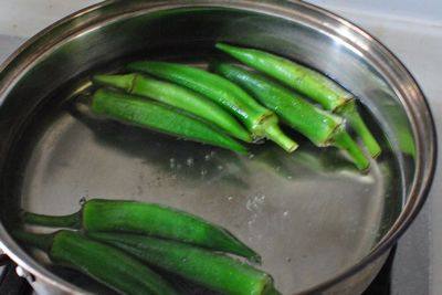 培根煎秋葵 ,<a style='color:red;display:inline-block;' href='/shicai/ 70'>秋葵</a>清洗干净，锅中清<a style='color:red;display:inline-block;' href='/shicai/ 156925'>水</a>，<a style='color:red;display:inline-block;' href='/shicai/ 156925'>水</a>开后放入<a style='color:red;display:inline-block;' href='/shicai/ 70'>秋葵</a>焯<a style='color:red;display:inline-block;' href='/shicai/ 156925'>水</a>1-2分钟。见<a style='color:red;display:inline-block;' href='/shicai/ 70'>秋葵</a>颜色稍微变深，立刻捞出过凉<a style='color:red;display:inline-block;' href='/shicai/ 156925'>水</a>后，沥干备用。