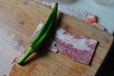 培根煎秋葵 ,长<a style='color:red;display:inline-block;' href='/shicai/ 443'>培根</a>对切后，将秋葵卷制包裹好后，用牙签固定。