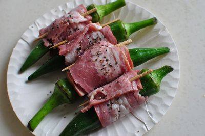 培根煎秋葵 ,撒上<a style='color:red;display:inline-block;' href='/shicai/ 134333'>黑胡椒</a>粒和少许盐