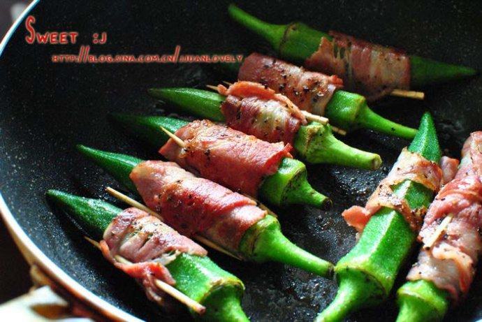 培根煎秋葵 ,锅中无需放油、中小火慢煎，直至培根微焦，出锅后抽掉牙签使用