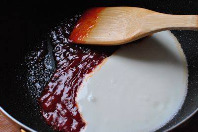 酸奶茄汁培根煎蛋烩饭,番茄酱和油炒制均匀后,倒入<a style='color:red;display:inline-block;' href='/shicai/ 885'>酸奶</a>