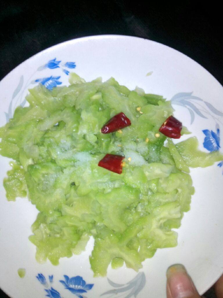 清炒苦瓜,锅里加水烧热放盐，在吧腌制好的苦瓜倒入锅中，苦瓜变成翠绿即可。