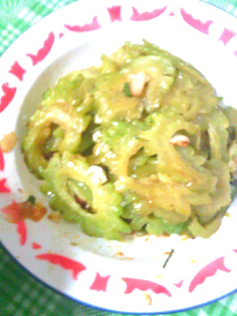 清炒苦瓜,锅里倒油烧热，放入蒜末姜未<a style='color:red;display:inline-block;' href='/shicai/ 86464'>干红辣椒</a>，倒入苦瓜爆炒，放适量盐。