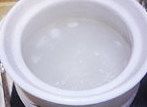 海虾粥,泡好的大米连同泡米水一起放入砂锅,继续注入水,水量用指头量一下,水位高度起码为大米高度的3-4倍;