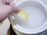 海虾粥,熟了的大米加泡好的干贝柱,继续小火熬10分钟,10分钟后,加入新鲜姜片,熬煮至大米开花