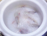 海虾粥,大米开花后,粥变得比较浓稠,加入虾继续熬煮
