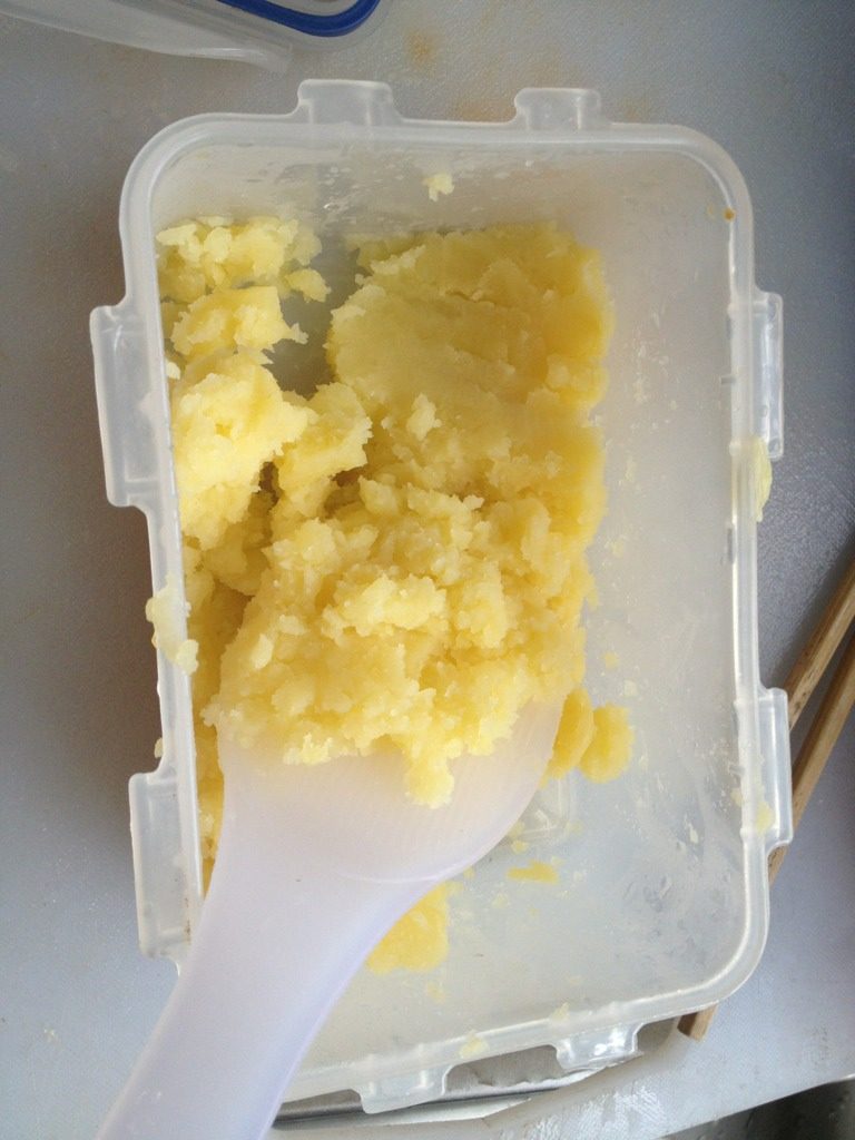 芝士玉米火腿土豆泥,土豆高压锅蒸熟，压成泥，撒适量盐