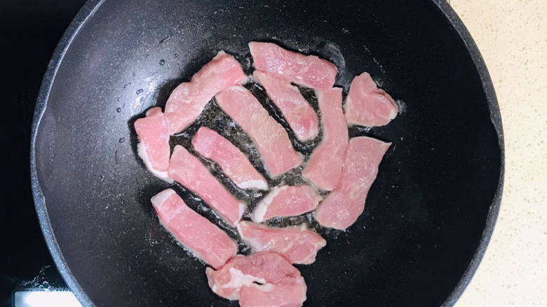 番茄里脊,起油锅,油多一些,将<a style='color:red;display:inline-block;' href='/shicai/ 4430'>里脊肉</a>码放整齐