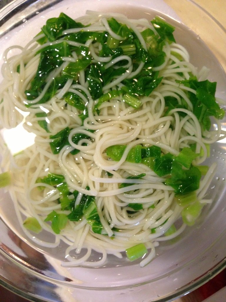 有史以来最好吃的凉拌炸酱面,下面条,出锅时可以汤点蔬菜。入冷水。