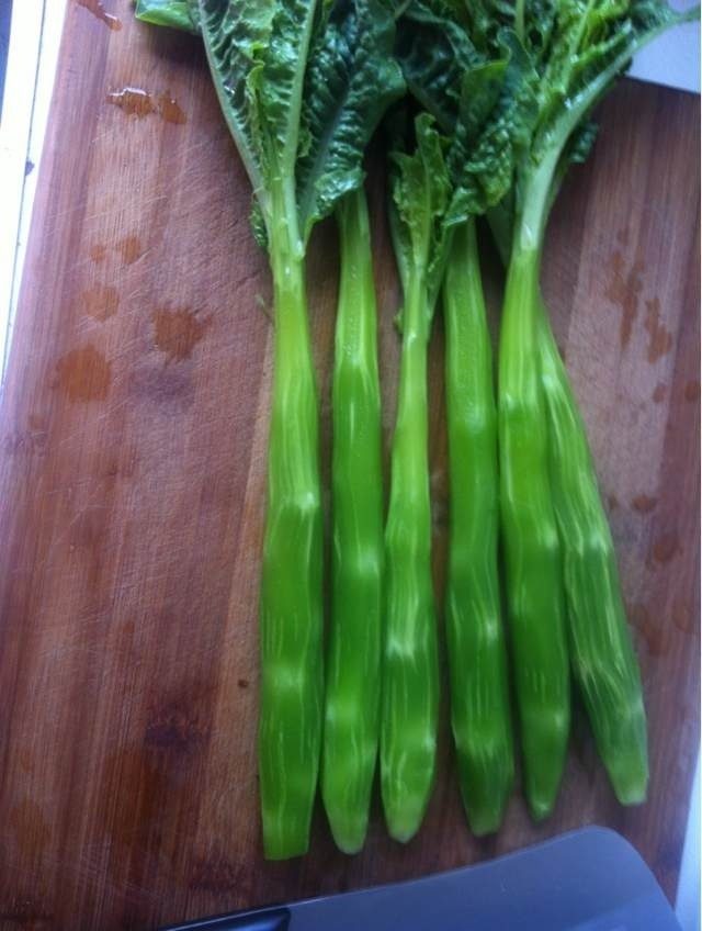 莴笋炒腊肉,<a style='color:red;display:inline-block;' href='/shicai/ 124'>莴笋</a>去皮洗净