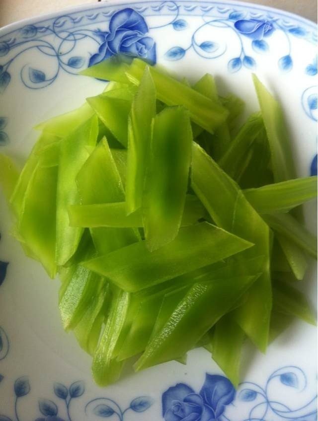 莴笋炒腊肉,莴笋径切片