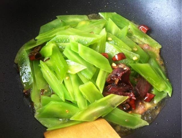 莴笋炒腊肉,锅烧热，放少许油，油热之后放<a style='color:red;display:inline-block;' href='/shicai/ 436'>腊肉</a>进去翻炒，等<a style='color:red;display:inline-block;' href='/shicai/ 436'>腊肉</a>的油炸出来之后，放入辣椒，<a style='color:red;display:inline-block;' href='/shicai/ 2800'>生姜</a>，蒜进去爆香，然后倒入笋茎，七成熟之后放笋尖，适量盐巴，最后少许<a style='color:red;display:inline-block;' href='/shicai/ 756'>鸡精</a><a style='color:red;display:inline-block;' href='/shicai/ 717'>味精</a>调味即可。