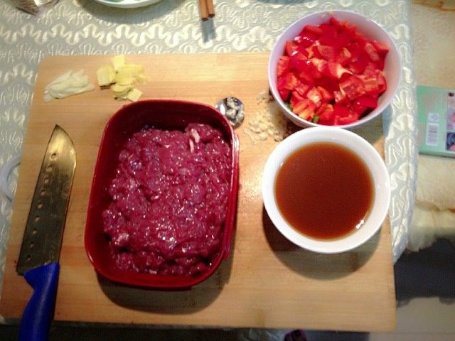 牛肉爱上辣椒,牛肉切丝,加花雕酒 盐 少许鸡精 橄榄油腌制半小时。