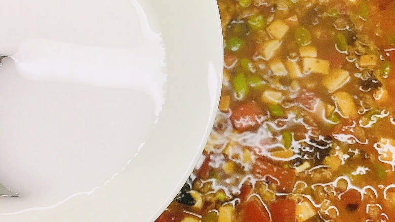 豆腐卤面,倒入锅中,边倒边搅拌均匀