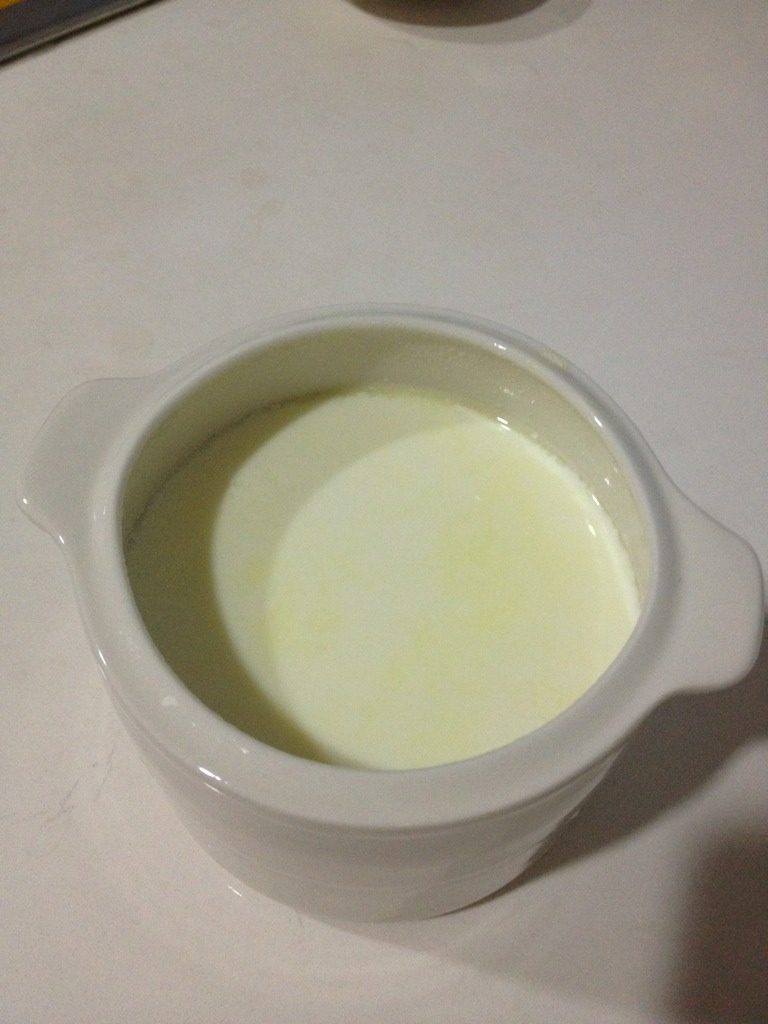 姜撞奶,把煮好的奶慢慢倒入盛姜的碗里。几分钟后奶就会凝固，一碗可口的姜撞奶就完成了！