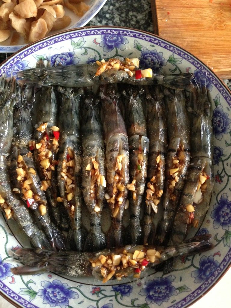 芦笋蒜蓉烤虾,如图，姜蒜，往里面塞好，在塞上红辣椒