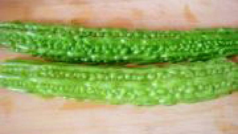 蜂蜜苦瓜,竖着切一刀。