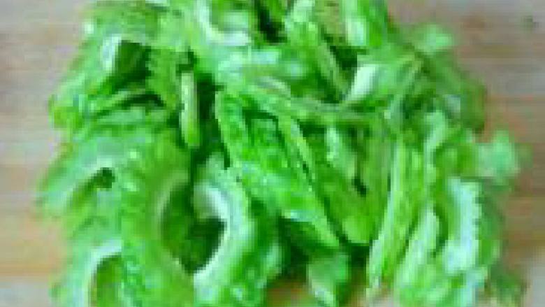 蜂蜜苦瓜,切成薄片。