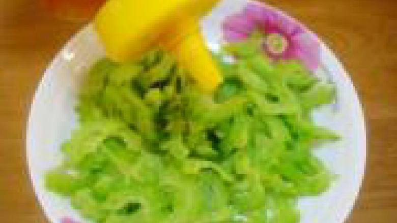 蜂蜜苦瓜,倒进盘子里，放上<a style='color:red;display:inline-block;' href='/shicai/ 865'><a style='color:red;display:inline-block;' href='/shicai/ 865'>蜂蜜</a></a>拌匀。