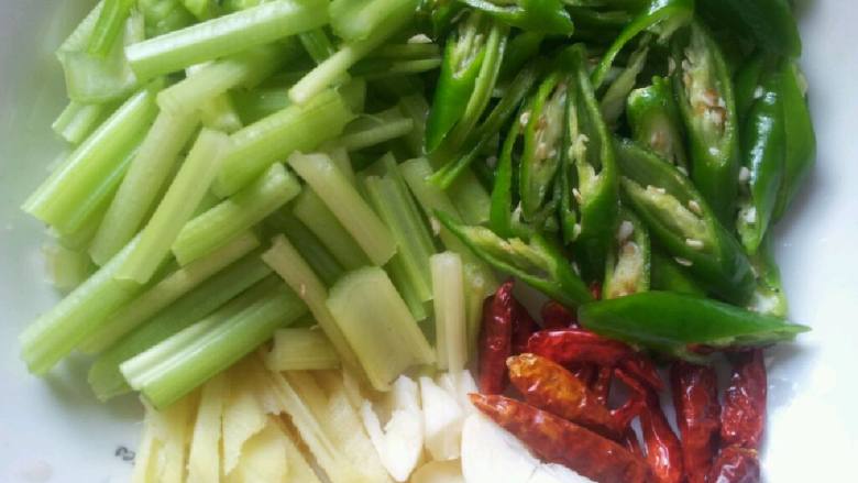 湘西腊肉,等腊肉炒出有点带金黄色了,加入适量酱油,炒到微微焦时加入<a style='color:red;display:inline-block;' href='/shicai/ 125'>芹菜</a>跟<a style='color:red;display:inline-block;' href='/shicai/ 61'>青椒</a>,翻炒几分钟就可以出锅了。