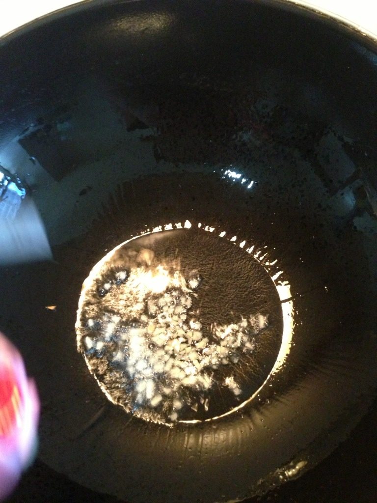 老北京打卤面,热锅放油热至八分,放入葱蒜末爆香。