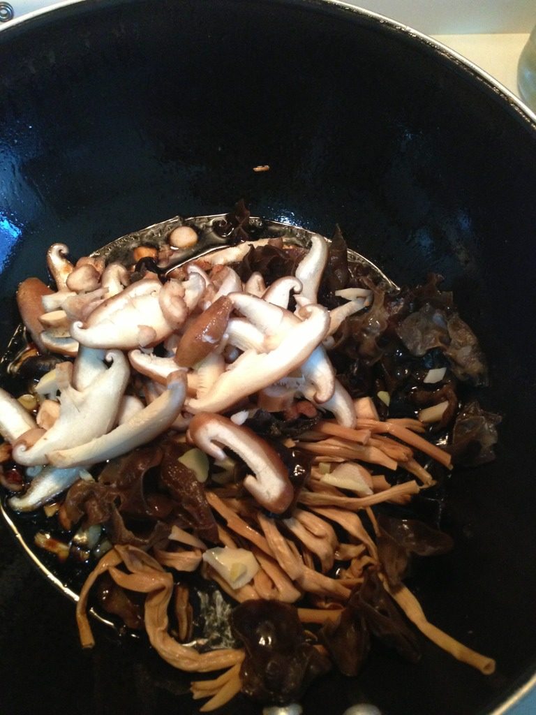 老北京打卤面,随后放入香菇、笋丁、黄花、木耳,翻炒均匀