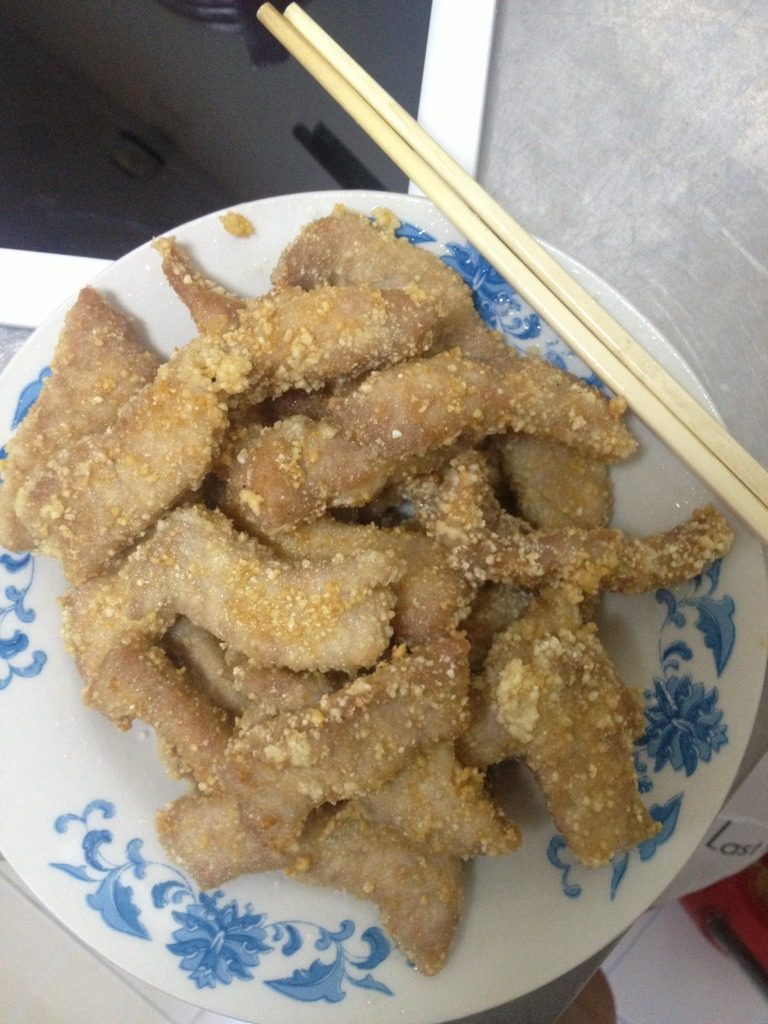 糖醋里脊,<a style='color:red;display:inline-block;' href='/shicai/ 435'>里脊</a>切条,然后放盐少许,料酒一勺,蛋白一个,鸡精一勺,搅拌,腌制10分钟